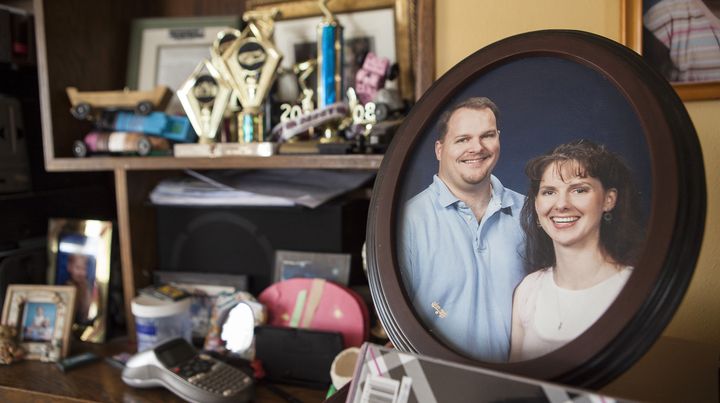 Photo de&nbsp;Todd et Melissa Puchalla dans leur salon &agrave; Kiel (Wisconsin), le 8 mai 2013. (SARA STATHAS / REUTERS)