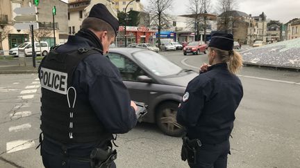 Un contrôle de police à Périgueux, en Dordogne. (NOÉMIE PHILIPPOT / FRANCE-BLEU PÉRIGORD)