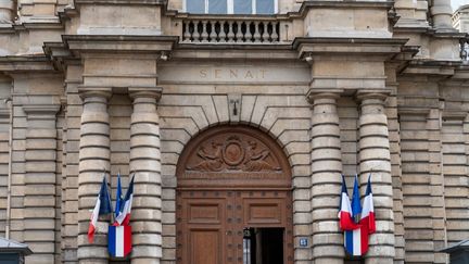 Façade nord du palais du Luxembourg, qui accueille le Sénat, vue de la rue de Tournon dans le 6e arrondissement de Paris, 9 juillet 2024. (RICCARDO MILANI / HANS LUCAS / AFP)