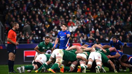 Antoine Dupont autour de la mêlée avec introduction irlandaise, le 12 février au Stade de France.&nbsp; (FRANCK FIFE / AFP)