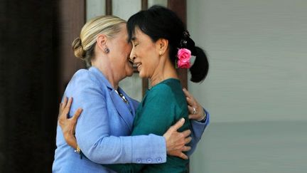 elle reçoit la secrétaire d'Etat américaine, Hillary Clinton à son domicile. La visite d'un chef de la diplomatie américaine en Birmanie est la première depuis 50 ans. (AFP PHOTO / Soe Than WIN)