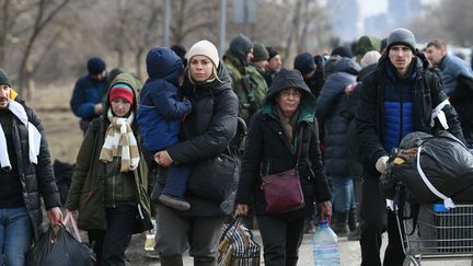 Des habitants quittent Marioupol (Ukraine), le 18 mars 2022.&nbsp; (MAKSIM BLINOV / SPUTNIK / AFP)