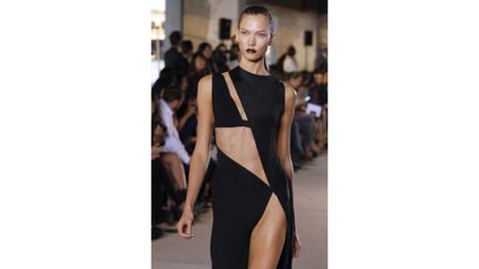 Coup de coeur pour Anthony Vaccarello, un jeune talent à suivre ! Une collection destinée à une femme sensuelle qui assume son corps: jupes courtes, robes aux découpes qui dévoilent la peau, pantalons et bermudas qui empruntent leurs codes à l&#039;uniforme. Du noir et du marine avec des touches d&#039;imprimé python et des détails bijoux.  
 (AFP.F.Guillot)