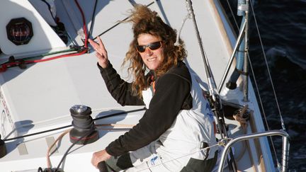 Florence Arthaud &agrave; bord de son monocoque au large de la Bretagne, en 2007.&nbsp; (MARCEL MOCHET / AFP)