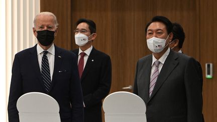 Le président américain Joe Biden (à gauche) et le président sud-coréen Yoon Suk-yeol visitent l'usine Samsung Electronics à Pyeongtaek le 20 mai 2022. (SAUL LOEB / AFP)