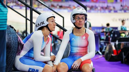 Anne-Sophie Centis et sa pilote Elise Delzenne attendent la décision des juges au Vélodrome de Saint-Quentin-en-Yvelines, le 1er septembre 2024, aux Jeux paralympiques. (ALEX WHITEHEAD/SWPIX.COM/SHUTTER / SIPA)