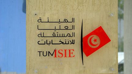 Pancarte brandie lors d'une manifestation contre le référendum pour la nouvelle Constitution devant le bâtiment de la Haute autorité indépendante tunisienne pour les élections, le 4 juin 2022 à Tunis. (YASSINE MAHJOUB / NURPHOTO)