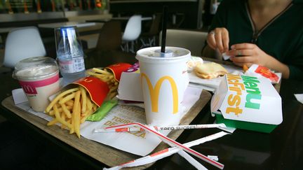 Une boisson avec des pailles en plastique&nbsp;dans un restaurant McDonald's de&nbsp;Valence (Drôme), le 12 mai 2019. (NICOLAS GUYONNET / HANS LUCAS / AFP)