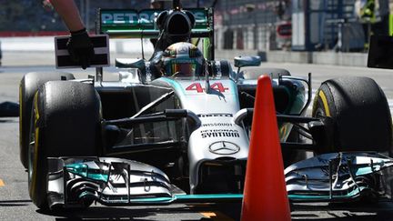 Le Britannique Lewis Hamilton aux stands avec sa Mercedes