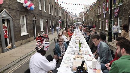 La reine Elizabeth II a salué la foule à Londres (Royaume-Uni), dimanche 5 juin, à l’occasion des célébrations de son jubilé. Un événement fêté partout dans les rues de la ville. (CAPTURE ECRAN FRANCE 3)