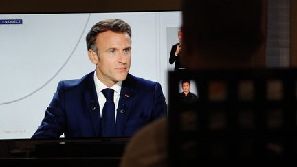 Le chef de l'Etat, Emmanuel Macron, interrogé sur TF1 et France 2, à Paris, le 24 septembre 2023. (GEOFFROY VAN DER HASSELT / AFP)