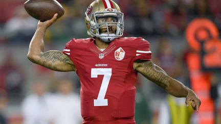 Colin Kaepernick est dans la tourmente. (THEARON W. HENDERSON / GETTY IMAGES NORTH AMERICA)