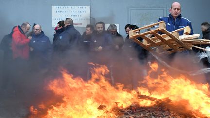 Les blocages de prisons se poursuivaient mercredi matin partout en France, au dixième jour d'un mouvement massif des surveillants. Ci-contre, la mobilisation des surveillants pénitentiaires à la prison de Brest (Finistère), le 24 janvier. (FRED TANNEAU / AFP)