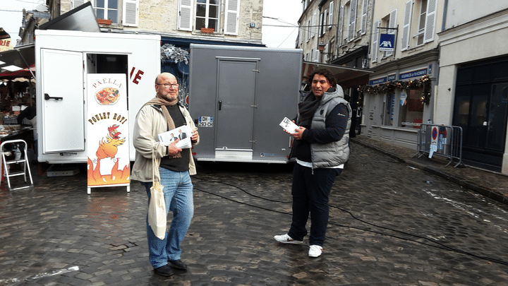 Deux militants Les Républicains tractent sur le marché de Senlis (Oise), le 8 décembre 2015, à quatre jours de la fin de la campagne pour&nbsp;les élections régionales. (LOUIS BOY / FRANCETV INFO)