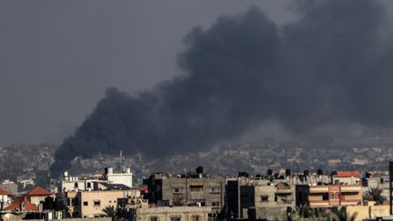 Israeli strikes in Khan Younes, in the Gaza Strip, January 16, 2024. (ABED RAHIM KHATIB / ANADOLU / AFP)