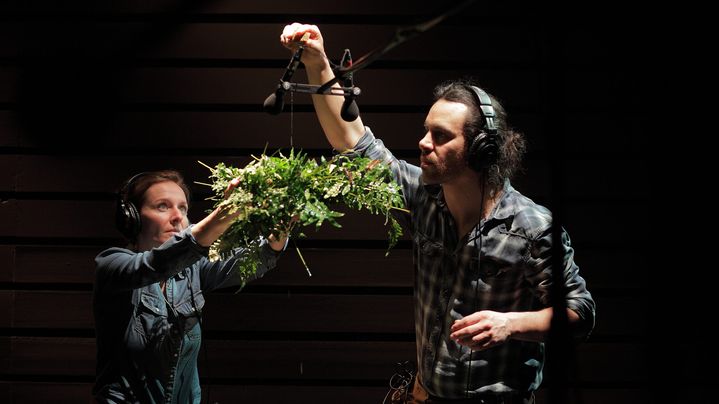 Les artistes recréent eux-mêmes les effets sonores du spectacle. (SEBASTIEN DURAND)