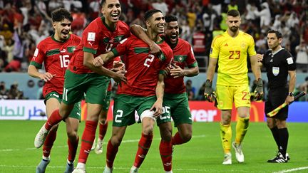 La joie des Marocains, qualifiés pour les quarts de finale de la Coupe du monde, le 6 décembre 2022. (JAVIER SORIANO / AFP)