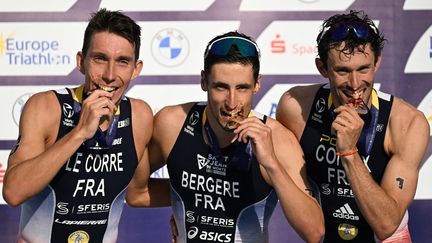 Les triathlètes français&nbsp;Pierre Le Corre, Léo Bergère et Dorian Coninx, sur le podium des Championnats européens, à Munich (Allemagne), le 13 août 2022. (INA FASSBENDER / AFP)