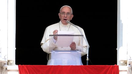 Le pape Fran&ccedil;ois, prononce la pri&egrave;re de l'Angelus, au-dessus de la place Saint-Pierre, au Vatican, le 6 septembre 2015. (FILIPPO MONTEFORTE / AFP)