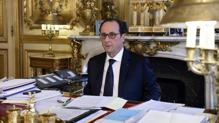 Le pr&eacute;sident de la R&eacute;publique, Fran&ccedil;ois Hollande, &agrave; son bureau de l'Elys&eacute;e, le 24 f&eacute;vrier 2015 &agrave; Paris. (ERIC FEFERBERG / AFP)