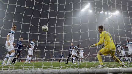 Le but du milanais Walter Samuel, pour l'Inter face &agrave; Lille en Ligue des champions, le 2 novembre 2011. (Alessandro Garofalo / REUTERS)