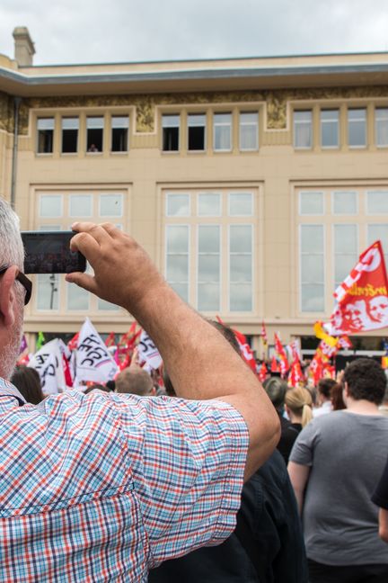 Eric Weiss lors du rassemblement en soutien aux salariés de General Electric, le 22 juin 2019, devant la maison du peuple, à Belfort. (GUILLEMETTE JEANNOT / FRANCEINFO)