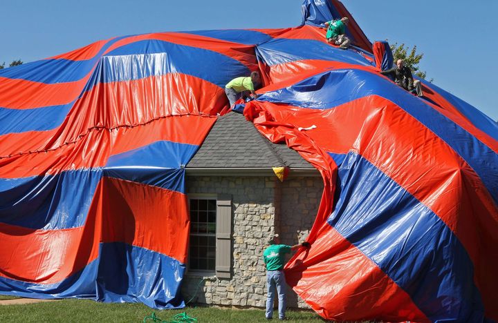 Des experts recouvrent une maison situ&eacute;e &agrave; Dardenne Prairie, dans le Missouri (Etats-Unis) et infest&eacute;e par des araign&eacute;es, le 5 octobre 2014. (J.B. FORBES / AP / SIPA)