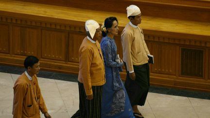 Un tournant historique en Birmanie : le nouveau président, doublure de Suu Kyi, prête serment