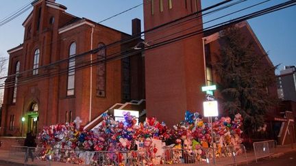 Devant l&#039;église baptiste de Newark un mémorial de fleurs est dressé
 (Getty-AFP)