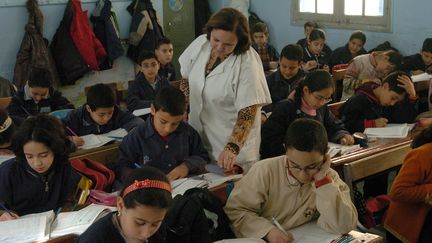 Une enseignante explique une lesson à des élèves dans une classe de primaire à Tunis, le 23 janvier 2008 (photo d'illustration). (FETHI BELAID / AFP)