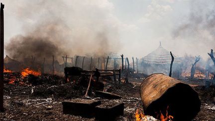 A Bentiu, au Soudan du Sud, des maisons partent en fumée après avoir été touchées par les bombes des forces armées soudanaises (14 avril 2012) (Adrianne Ohanesian)