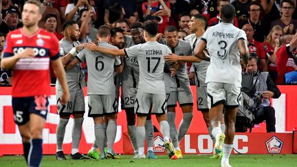 Lionel Messi est félicité par ses coéquipiers après avoir inscrit le deuxième but parisien face à Lille, le 21 août 2022, lors de la 3e journée de Ligue 1 au stade Pierre-Mauroy. (DENIS CHARLET / AFP)