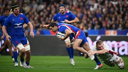 Melvyn Jaminet est taclé par Sam Underhill pendant le match du tournoi de rugby des six nations entre la France et l'Angleterre au Stade de France à Saint-Denis, le 19 mars 2022. (FRANCK FIFE / AFP)