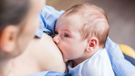 L'Organisation mondiale de la santé (OMS) recommande un allaitement maternel "exclusif" jusqu'à l'âge de 6&nbsp;mois. (VOISIN / PHANIE / AFP)