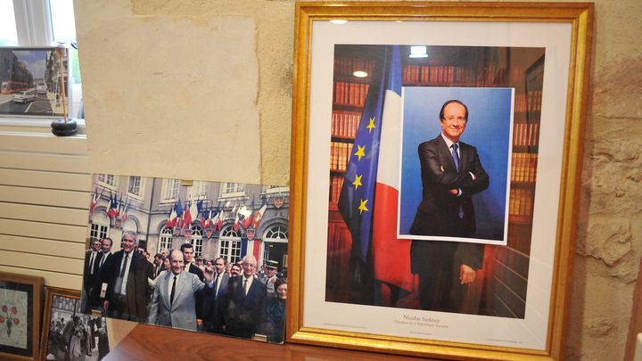 Le maire de Mans (Sarthe) avait d&eacute;j&agrave; chang&eacute; la traditionnelle photo du pr&eacute;sident de la R&eacute;publique le soir du second tour de l'&eacute;lection, le 6 mai 2012. (MARC OLLIVIER / OUEST FRANCE / MAXPPP)