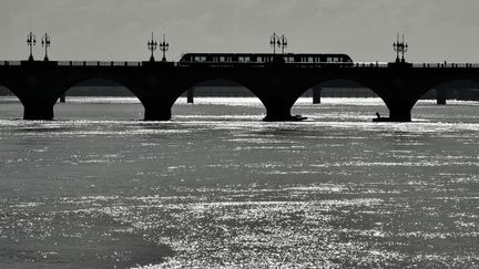 Un tramway sur un pont de Bordeaux (Gironde), le 10 octobre 2019. (GEORGES GOBET / AFP)