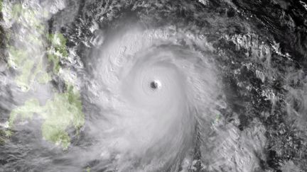 Haiyan est un "super typhon" de cat&eacute;gorie cinq, la plus &eacute;lev&eacute;e. Il est pr&eacute;sent&eacute; comme le plus violent au monde cette ann&eacute;e et le plus puissant &agrave; avoir jamais atteint les terres. (NOAA / AFP)