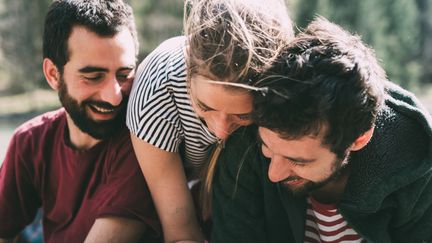 Le polyamour, c'est une "relation sentimentale honnête, franche et assumée avec plusieurs partenaires simultanément", selon le principal site français consacré au sujet. (Photo d'illustration) (EUGENIO MARONGIU / GETTY IMAGES)