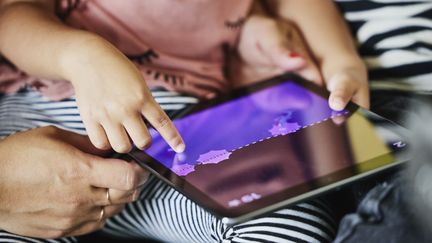 L'application Poppins permet de faciliter l'apprentissage de la lecture pour les enfants dyslexiques. (photo d'illustration). (THOMAS BARWICK / DIGITAL VISION / VIA GETTY)