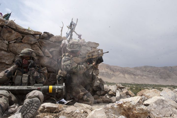 En Afghanistan, en septembre 2010, des fantassins du 35e Régiment d'Infanterie combattent des talibans retranchés dans un compound.&nbsp; (ADC JEAN-RAPHAËL DRAHI / Armée de terre)