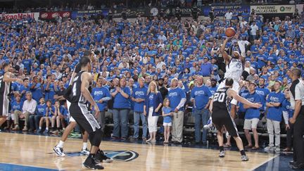 Vince Carter (Dallas Mavericks) shoote devant Manu Ginobili (San Antonio Spurs) (DANNY BOLLINGER / NBAE / GETTY IMAGES)