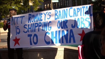 Des salari&eacute;s de Sensata Technologies, dont Bain Capital est actionnaire majoritaire, manifestent contre un projet de d&eacute;localisation en Chine, le 21 ao&ucirc;t 2012 &agrave; Evanston (Illinois).&nbsp; (SCOTT OLSON / GETTY IMAGES)