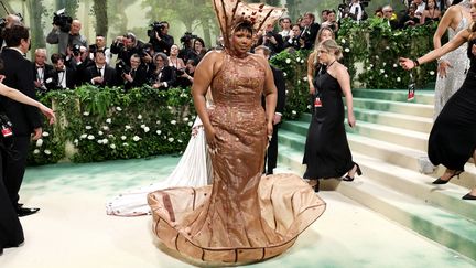 Un vase de roses.  C'est la meilleure description de la robe de la chanteuse Lizzo, créée par le jeune Victor Weinsanto.  La robe corset transparente était teintée du même teint que la peau de la chanteuse.  Lizzo porte un casque contenant des pétales de rose qui tombent en cascade sur le bas de la robe, enroulés pour les accueillir.  Une interprétation poétique du jardin fleuri.  (JAMIE MCCARTHY/GETTY IMAGES AMÉRIQUE DU NORD)