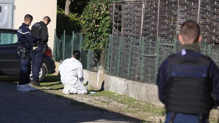 Des enquêteurs sur les lieux des agressions qui ont provoqué la mort d'un adolescent, dans la nuit du 18 au 19 novembre 2023 à Crépol (Drôme). (STEPHANE MARC / MAXPPP)