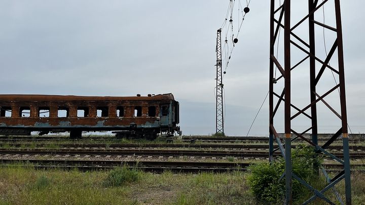 À Marioupol, en Ukraine, la voie ferrée qui longe la mer d'Azov n'a pas été remise en état depuis sa destruction dans les bombardements de la ville. (SYLVAIN TRONCHET / RADIO FRANCE)