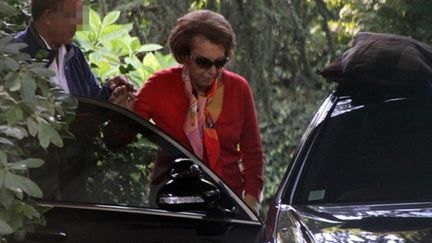 Liliane Bettencourt quitte son domicile de Neuilly-sur-Seine, le 23 septembre 2010. (AFP)