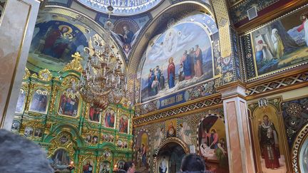 La messe à l'intérieur de la Laure des Grottes de Kiev (Ukraine), le vendredi 13 avril 2023. (MATHILDE DEHIMI / RADIO FRANCE)