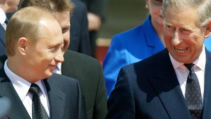 Le prince Charles et le pr&eacute;sident russe Vladimir Poutine &agrave; Londres&nbsp;(Royaume-Uni), le 24 juin 2003.&nbsp; (ADRIAN DENNIS / AFP)