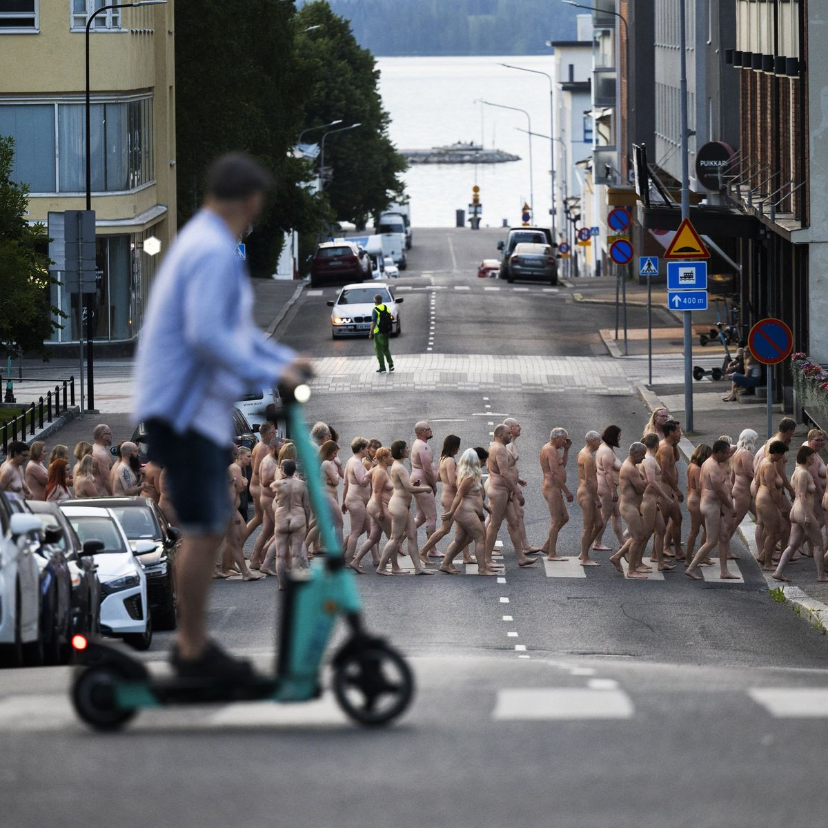 Finlande : un millier de personnes posent nues pour le photographe Spencer  Tunick