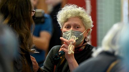 Marina Petrella, ancienne membre du groupe d'extrême gauche italien Brigades rouges, attend le début d'une audience devant la cour d'appel de Paris,&nbsp;le 20 avril 2022. (EMMANUEL DUNAND / AFP)